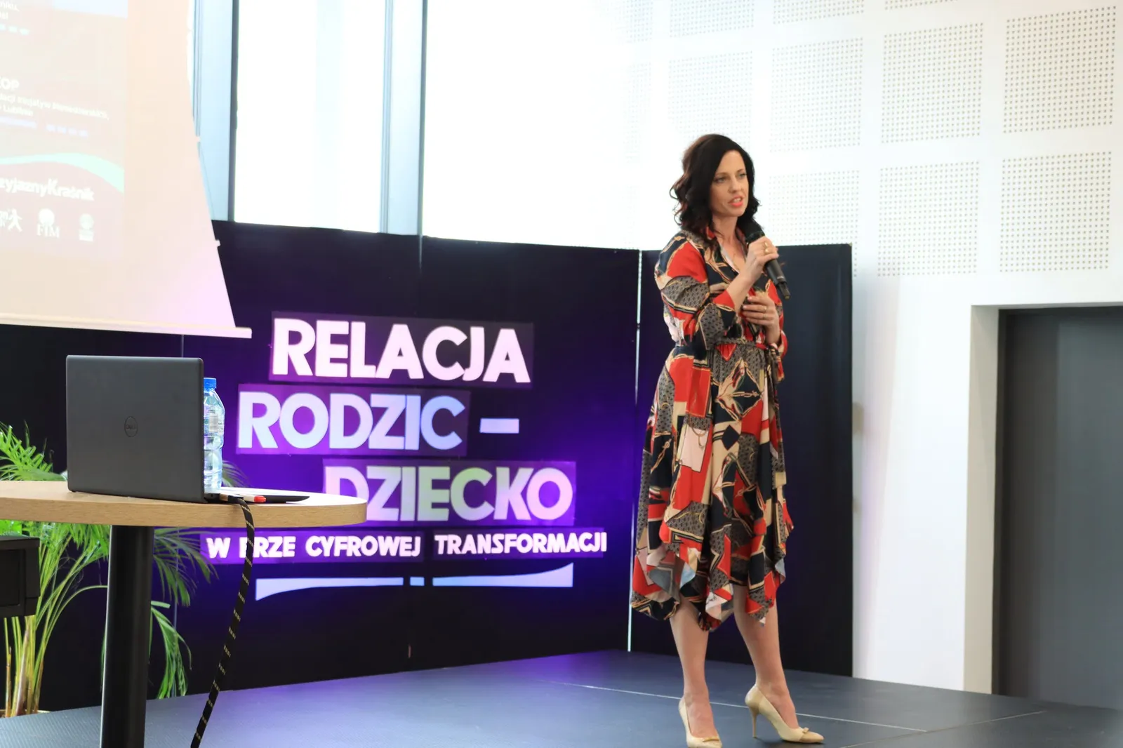Katarzyna Walczewska podczas wykładu „Relacja rodzic – dziecko w erze cyfrowej transformacji”